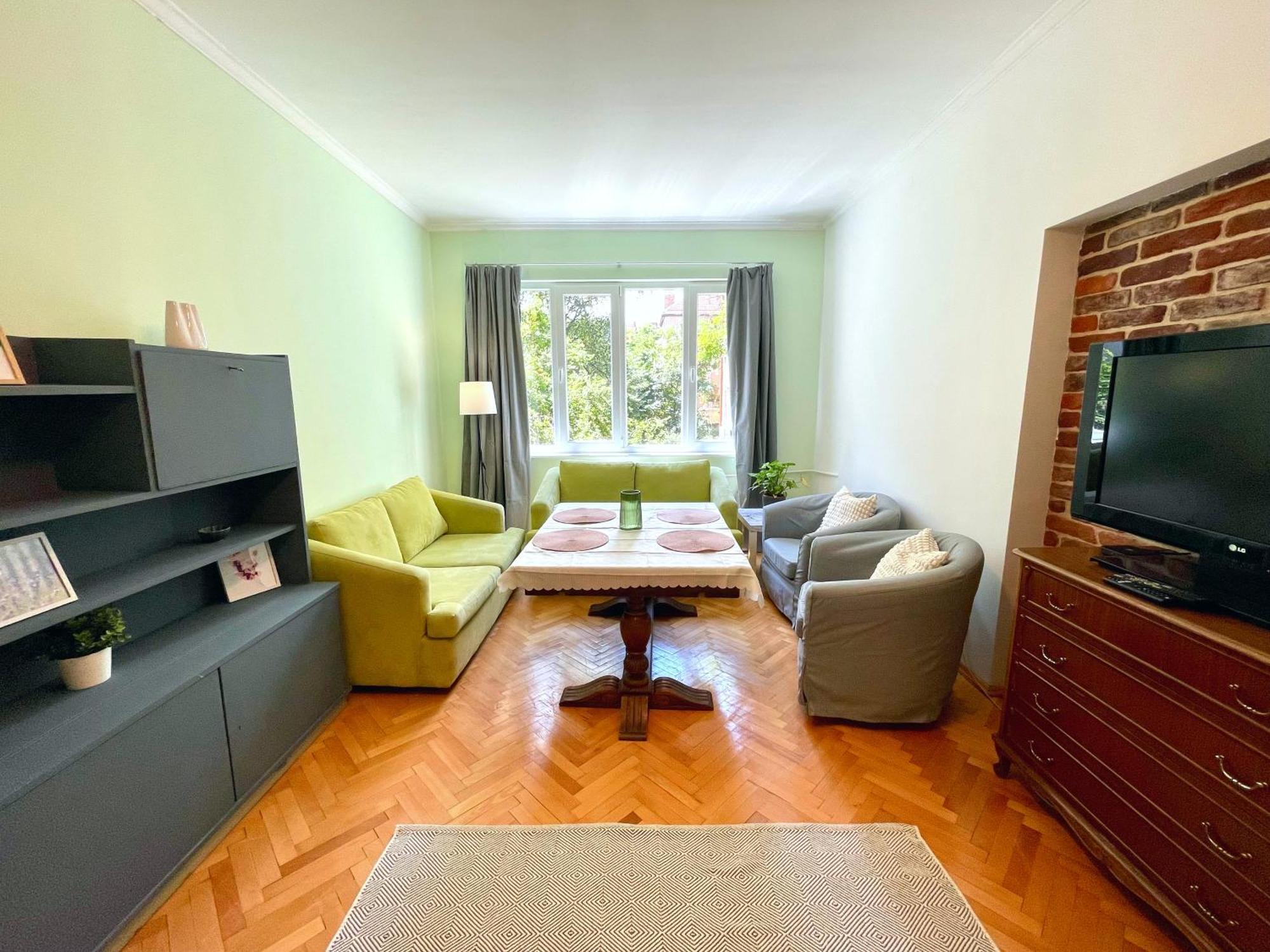 Apartemen Bohemian Bright & Calm 2br - Center - Private Balcony *