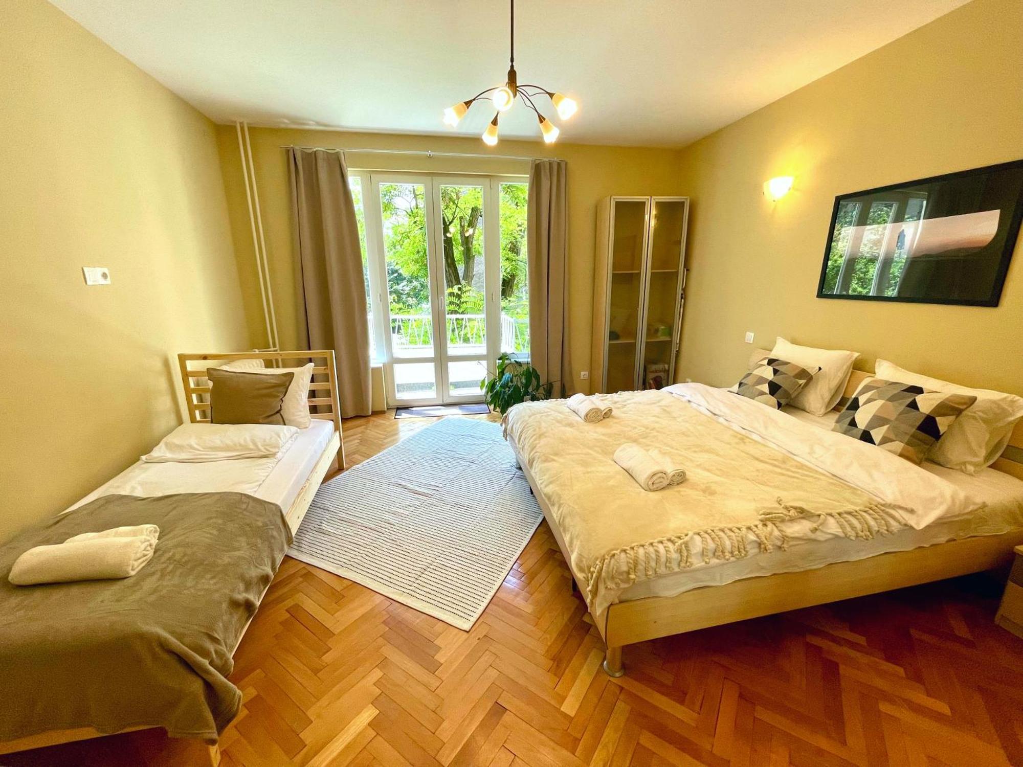 Bohemian Bright & Calm 2br - Center - Private Balcony Apartemen *