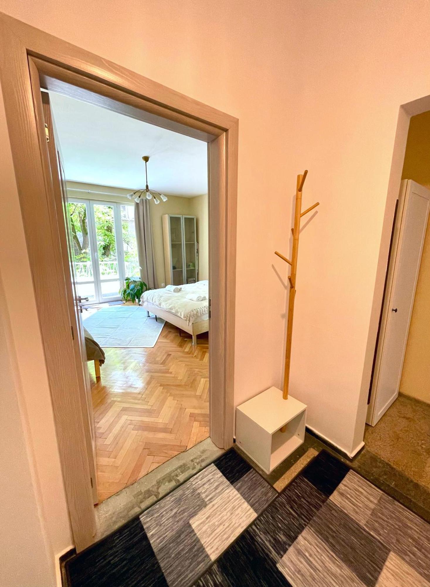 Bohemian Bright & Calm 2br - Center - Private Balcony Apartemen Sofia