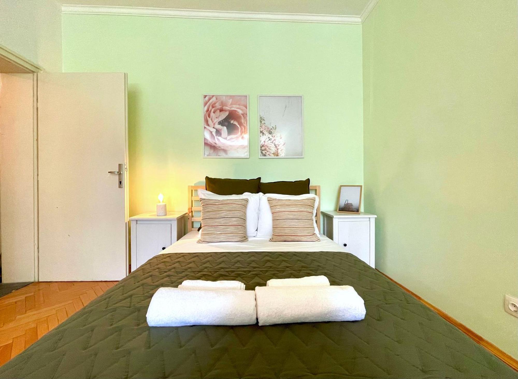 Bohemian Bright & Calm 2br - Center - Private Balcony Apartemen *