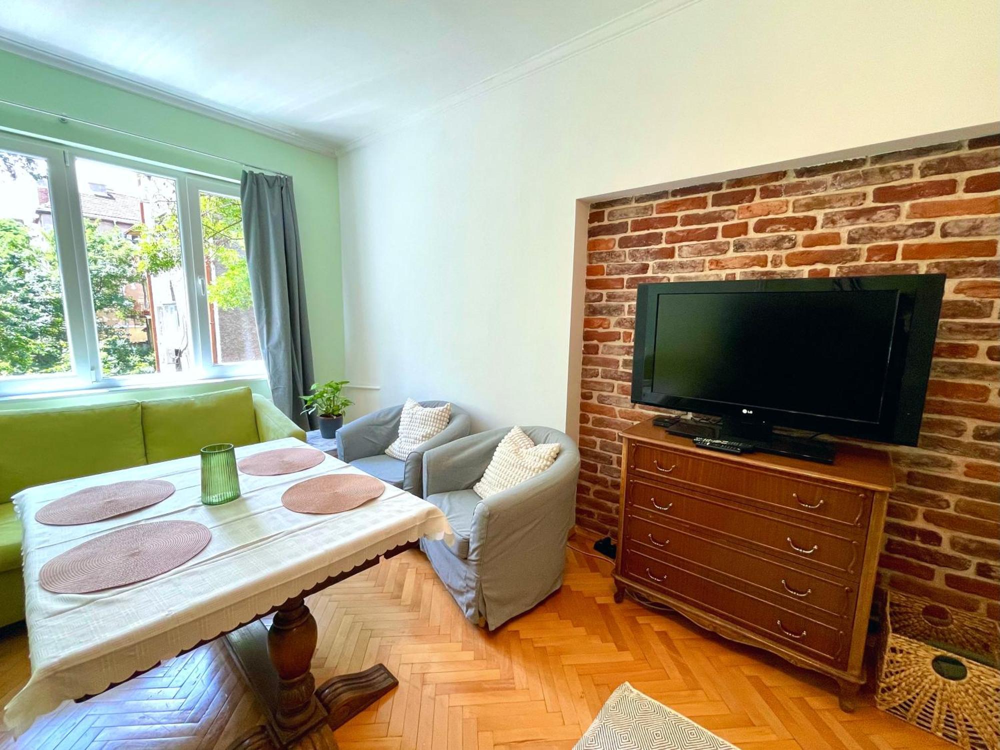 Bohemian Bright & Calm 2br - Center - Private Balcony