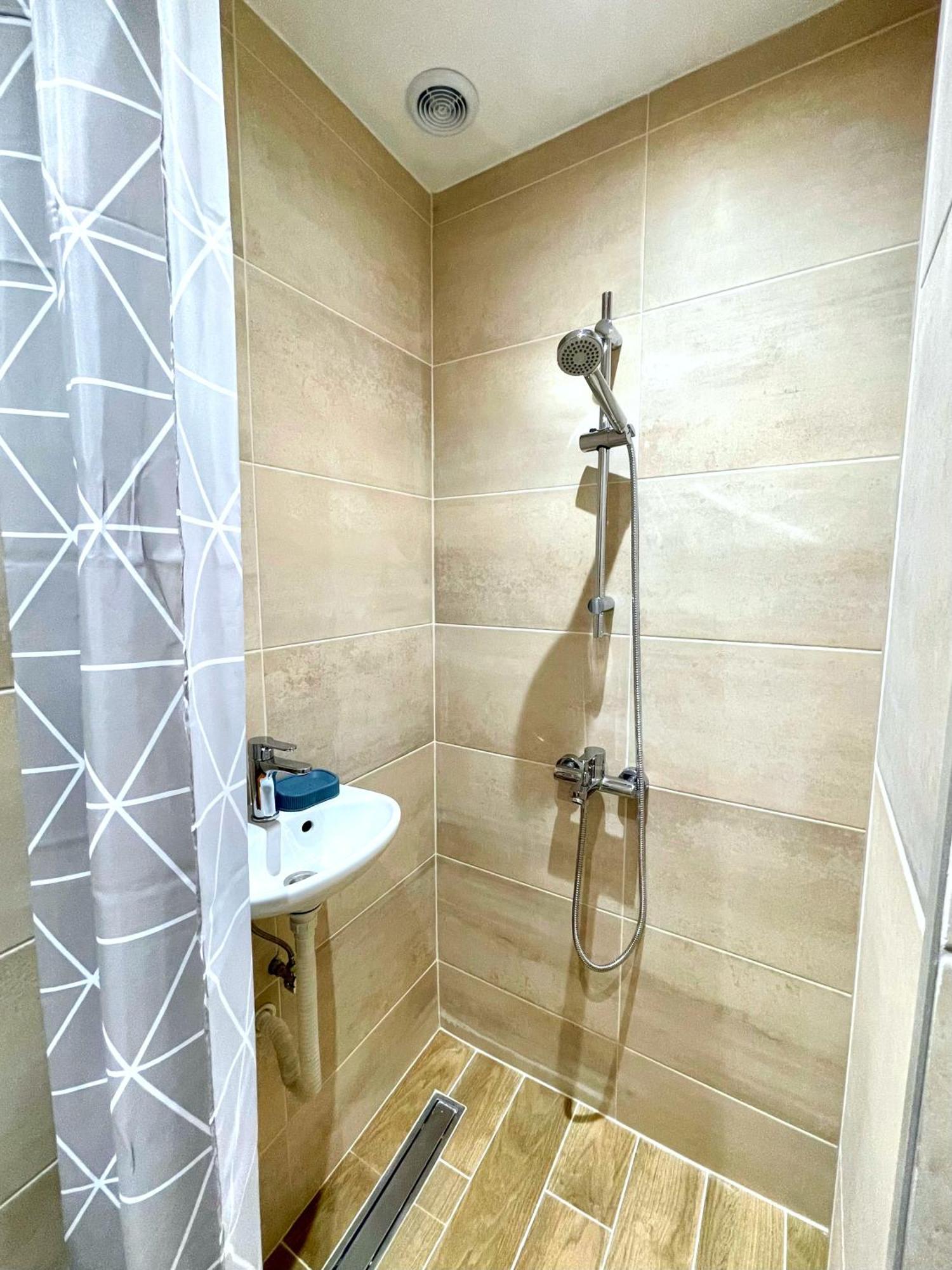 Apartemen Bohemian Bright & Calm 2br - Center - Private Balcony