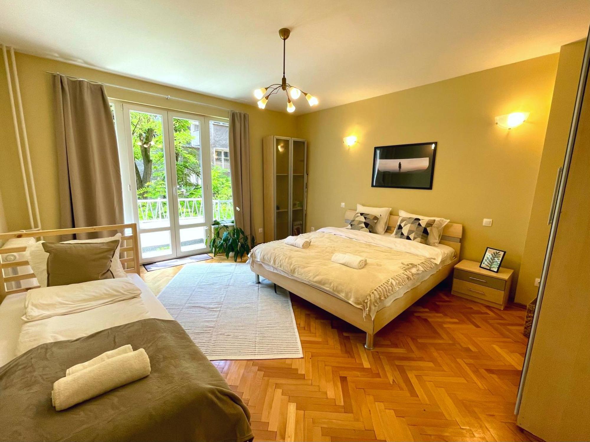 Bohemian Bright & Calm 2br - Center - Private Balcony Apartemen *