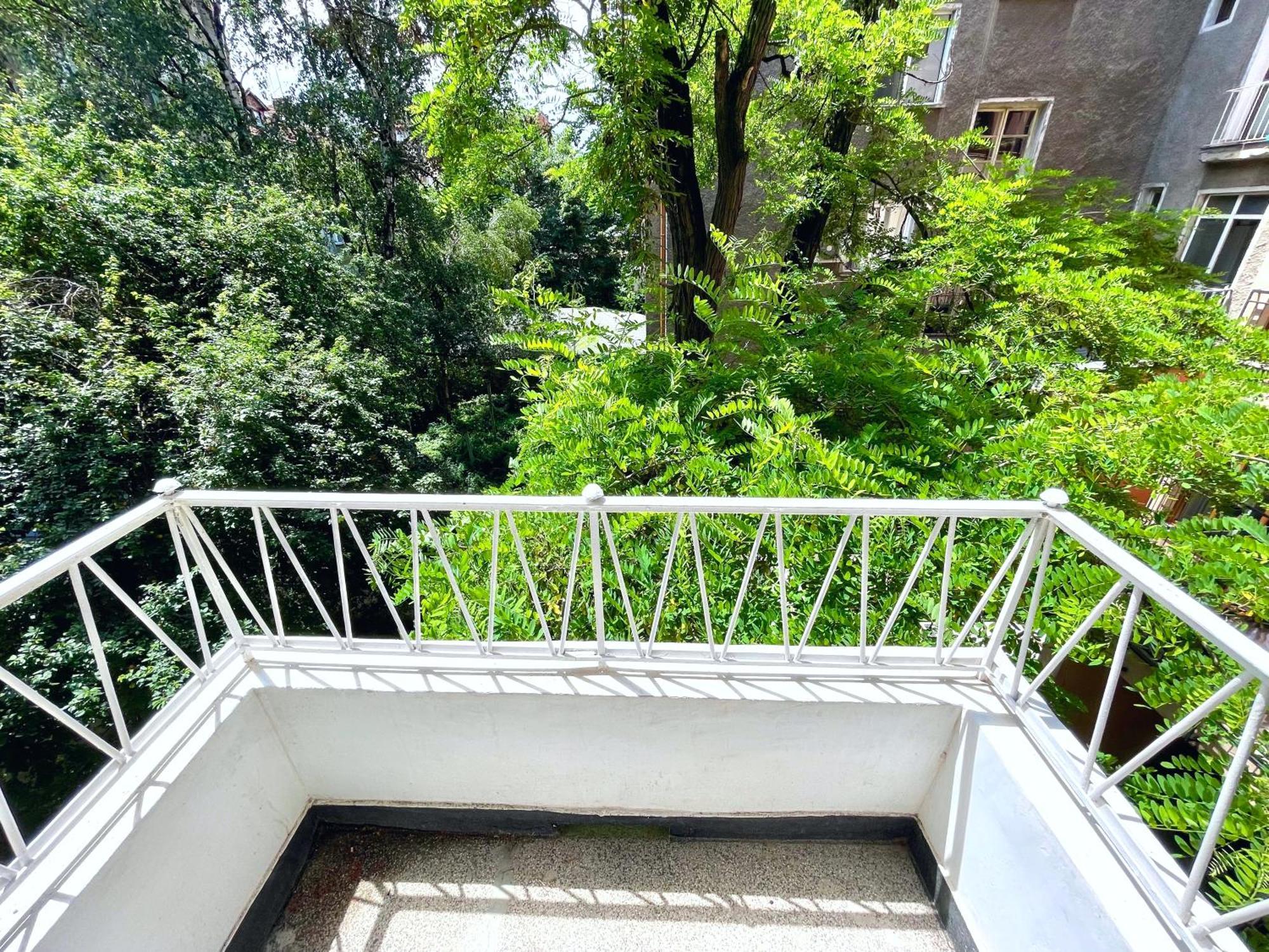 Bohemian Bright & Calm 2br - Center - Private Balcony Apartemen Sofia
